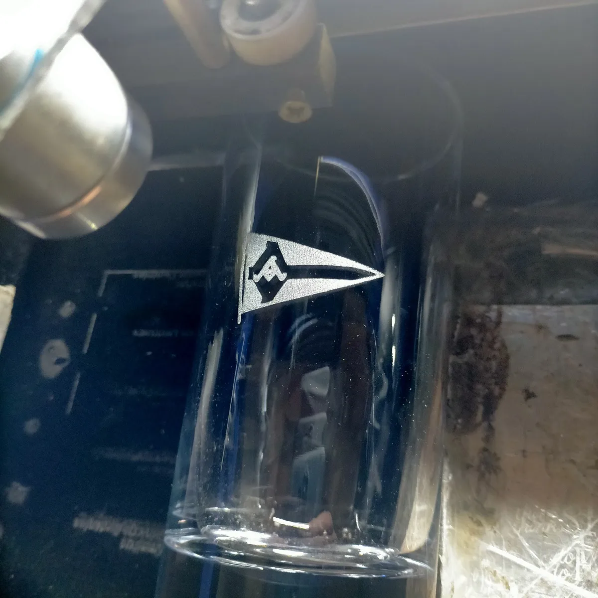 Grabado Laser Cristal Copa Logo Triangular