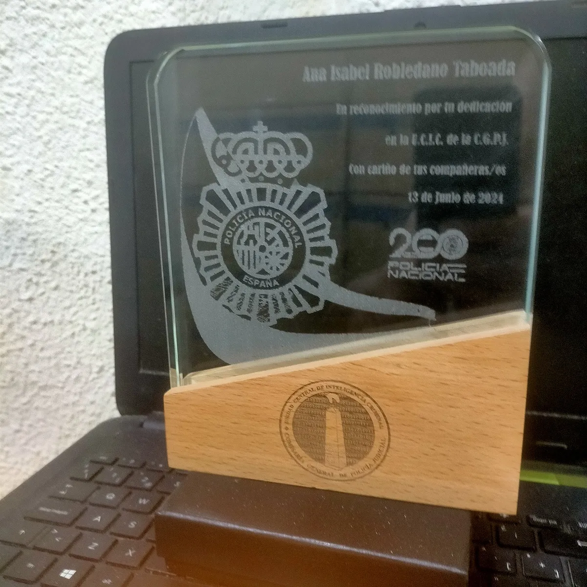 Grabado Laser Cristal Detalle Placa Policia Nacional