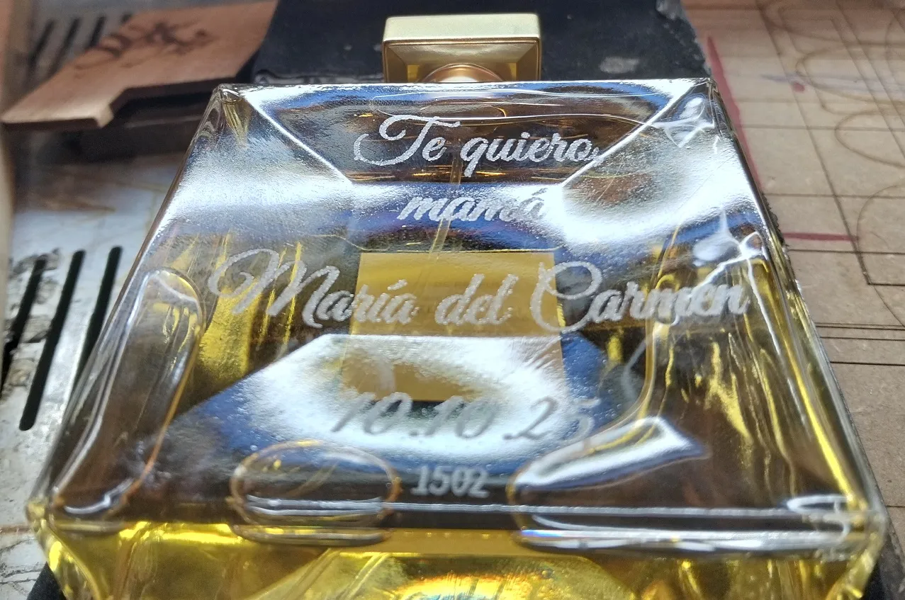 Grabado Laser Frasco Perfume Te Quiero Mama Maria Del Carmen