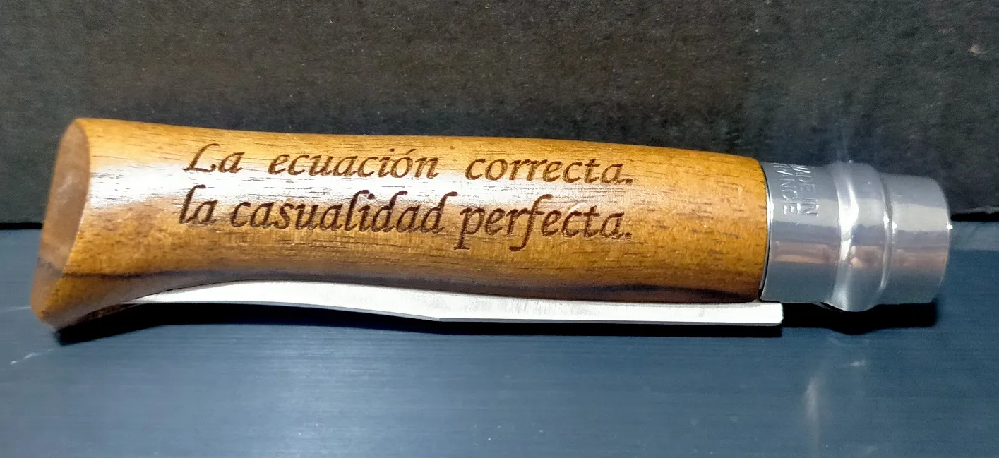 Grabado Laser Navaja Madera Frase Casualidad Perfecta