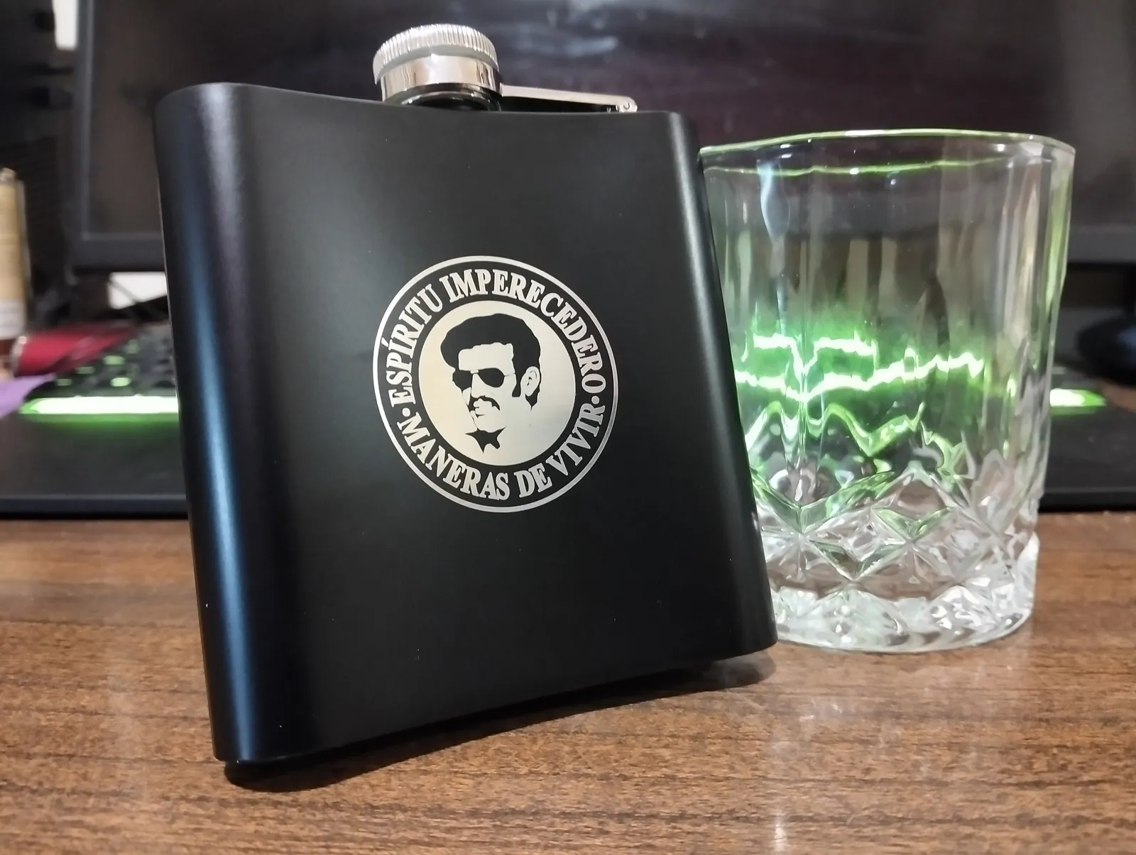 Grabado Laser Petaca Negra Maneras De Vivir Rosendo