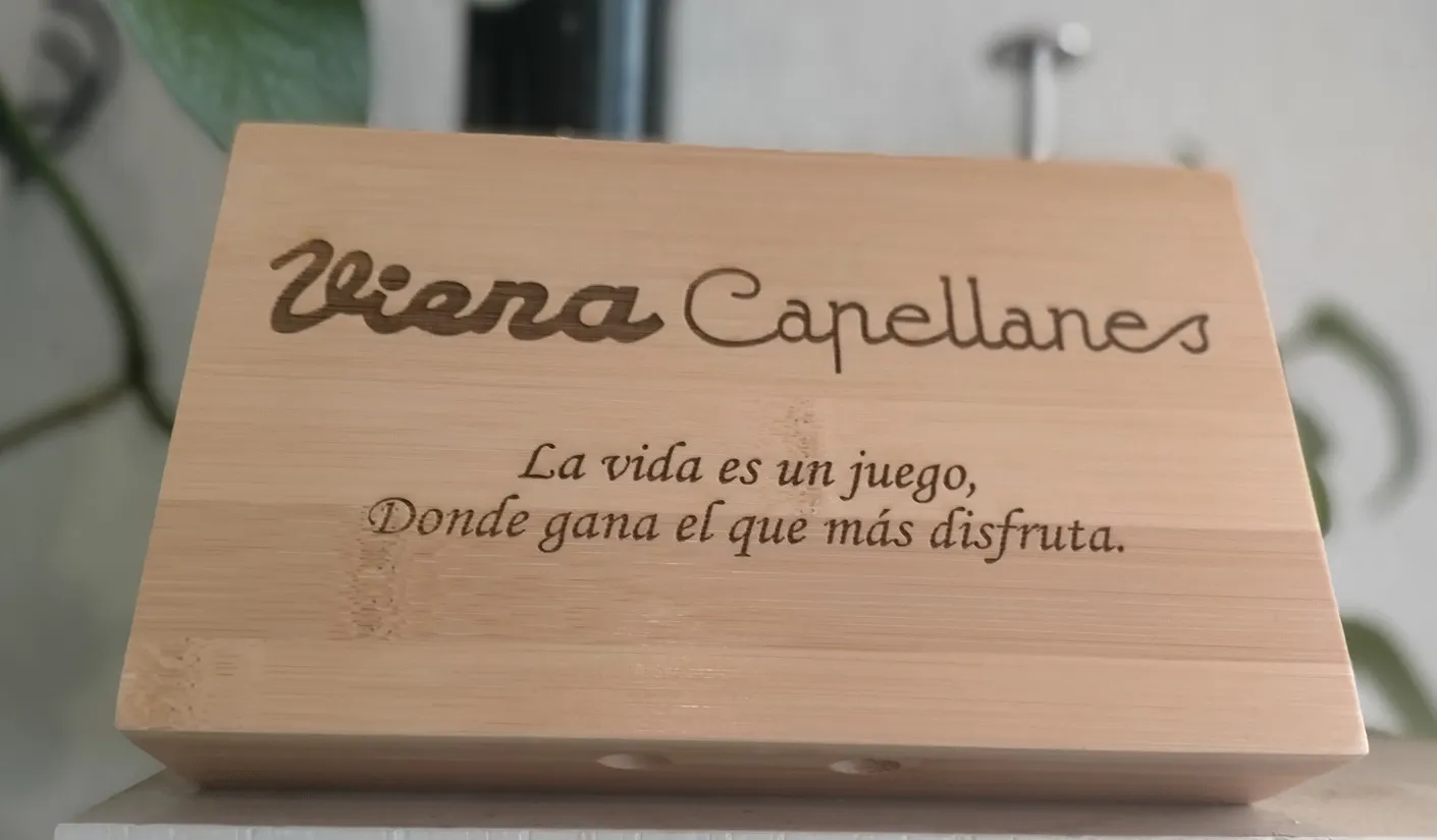Grabado Laser Madera Bambu Placa Viena Capellanes Frase