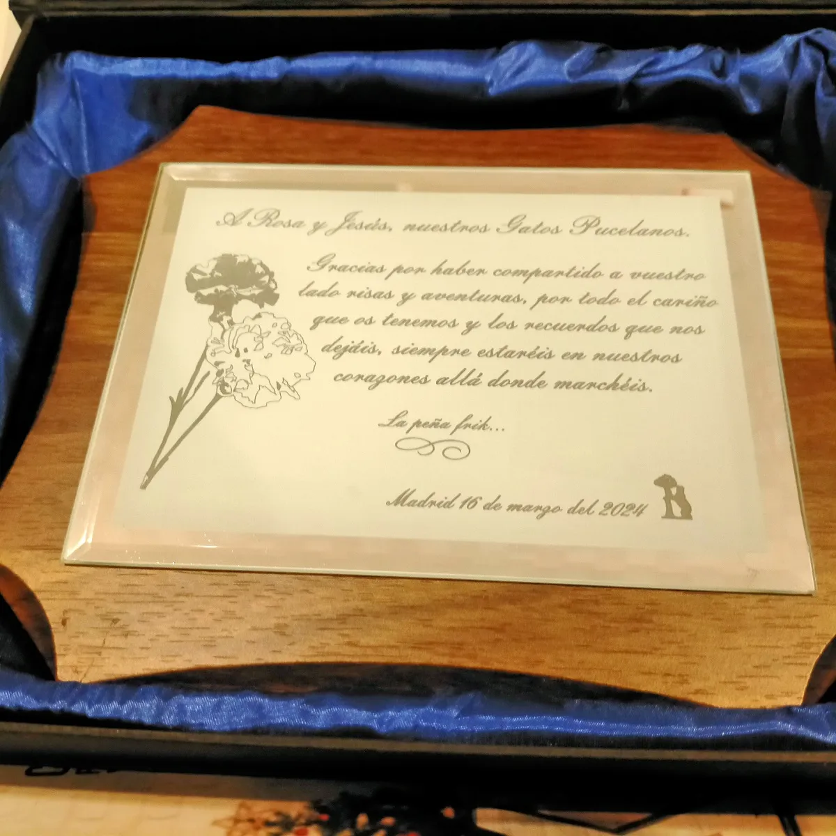 Grabado Laser Madera Placa Homenaje Peña Frik Gatos