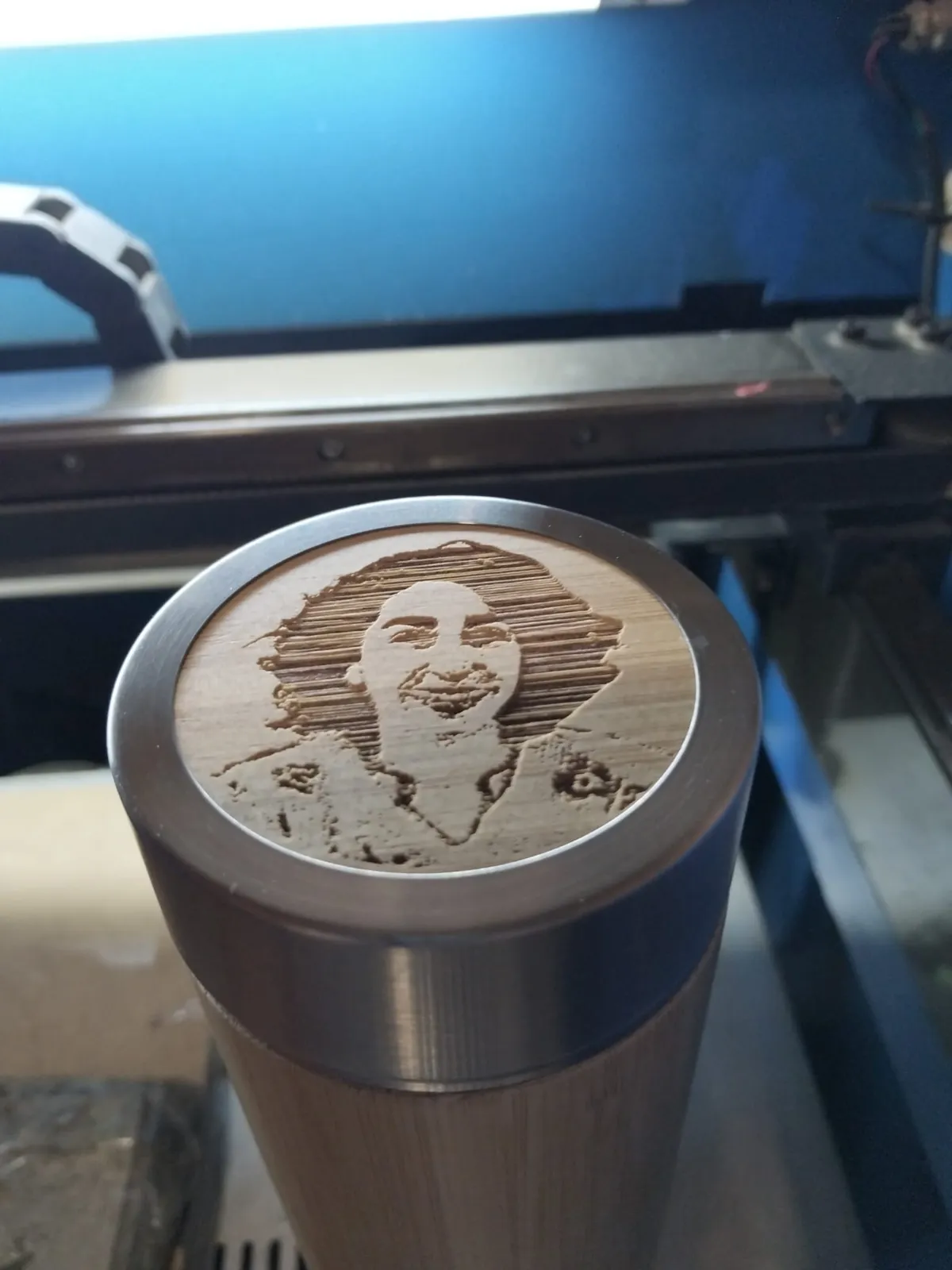Grabado Laser Madera Tapa Termo Retrato