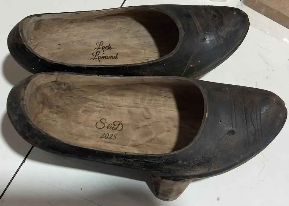 Grabado Laser Madera Zuecos Madreñas Loch Lomond