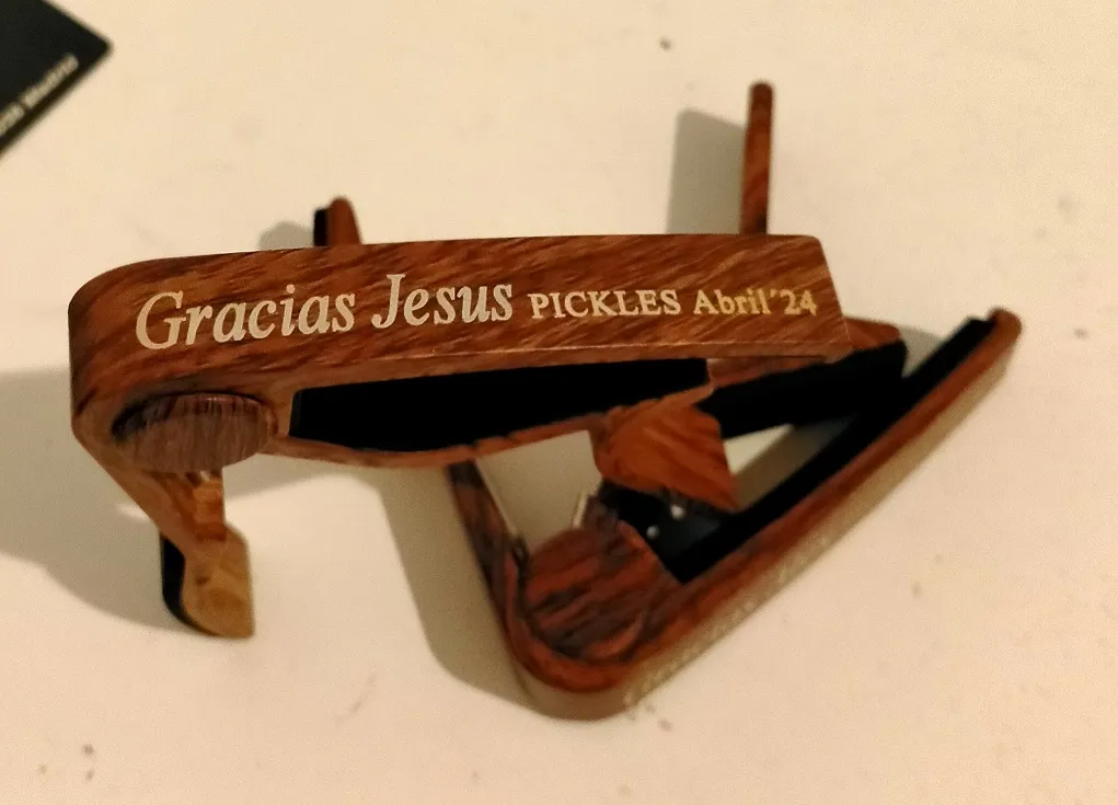 Grabado Laser Cejilla Guitarra Gracias Jesus Pickles