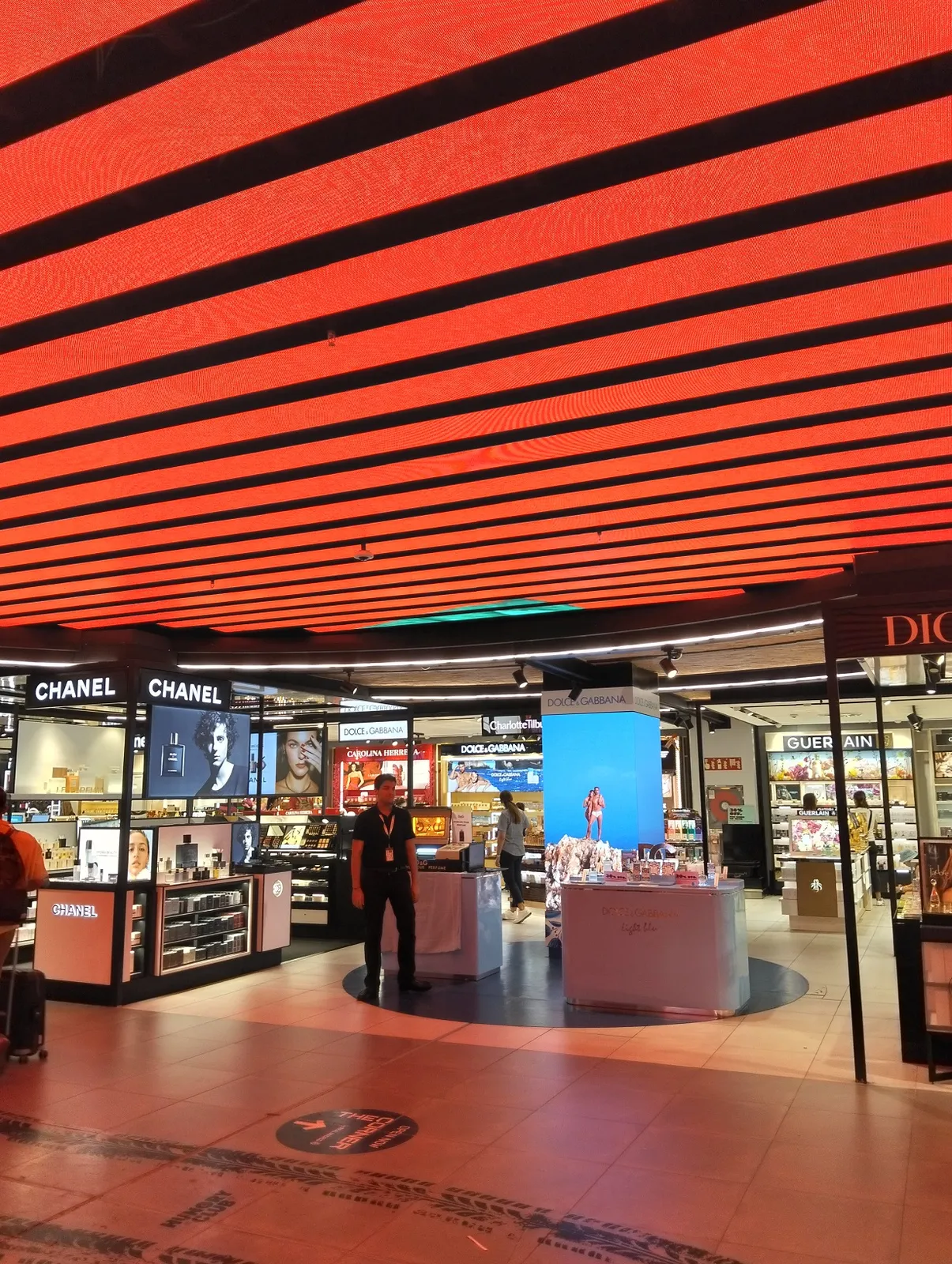 Grabado Laser Stand Perfumeria Dolce Gabbana Aeropuerto