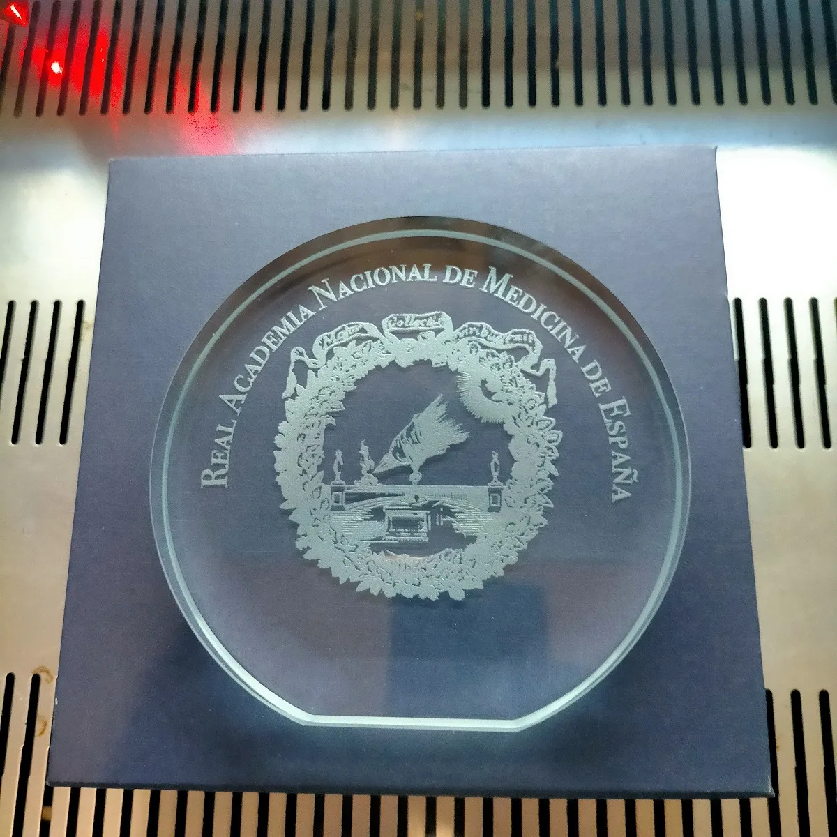 Grabado Laser Trofeo Cristal Real Academia Medicina España